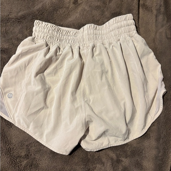 Lulu lemon Speed Up Cream Shorts - Picture 2 of 3